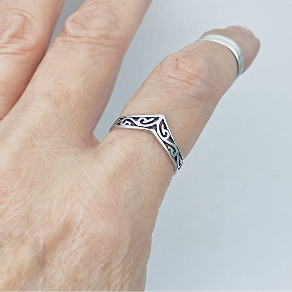 Sterling Silver Chevron Filigree Ring, V Shape Ring, Silver Rings, Swirls, Band - Picture 7 of 14